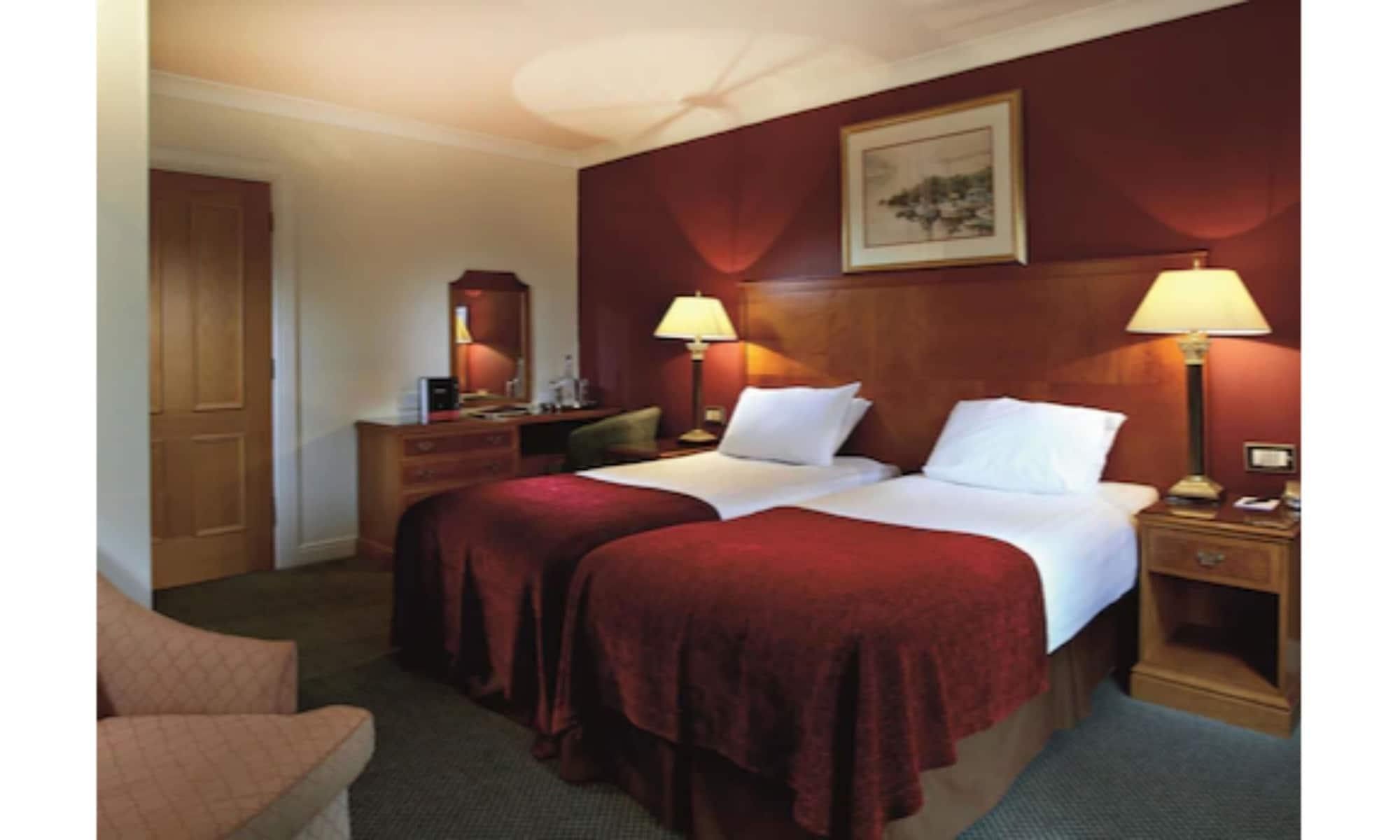 Macdonald Elmers Court Hotel 4*