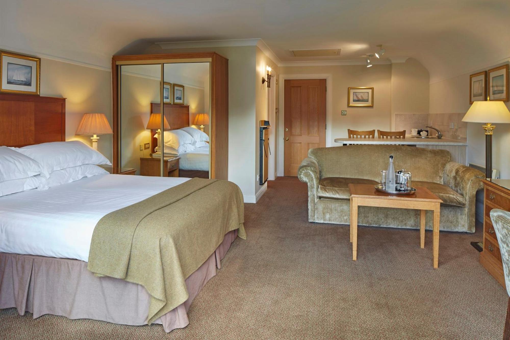 Macdonald Elmers Court 4*